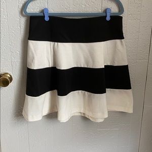Elle black and white striped skirt L